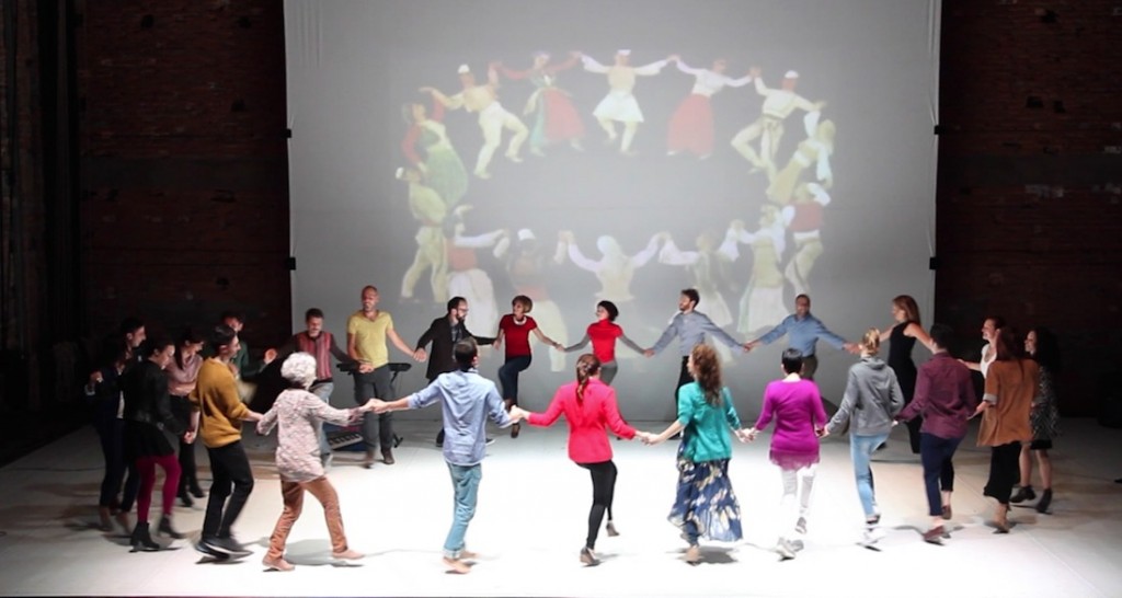 Danza finale in cerchio con il pubblico in KK/I’m a Kommunist Kid, Foto di Lorenzo Masi (Firenze, 16 Maggio 2015)